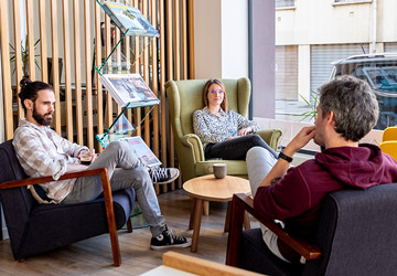 Un espace salon cosy pour débriefer et échanger autour d’un bon café (ou chocolat chaud)