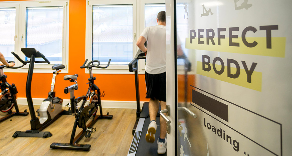Une salle de sport moderne et lumineuse