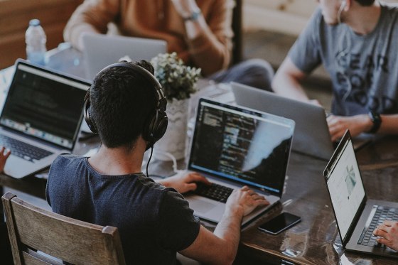 Comment devenir développeur(se) web par la reconversion professionnelle ?